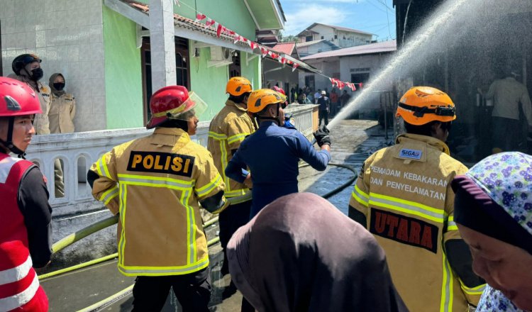 Respon Gerak Cepat, Tim Pammat Dit Samapta Polda Kaltim Turun Langsung Memadamkan Api