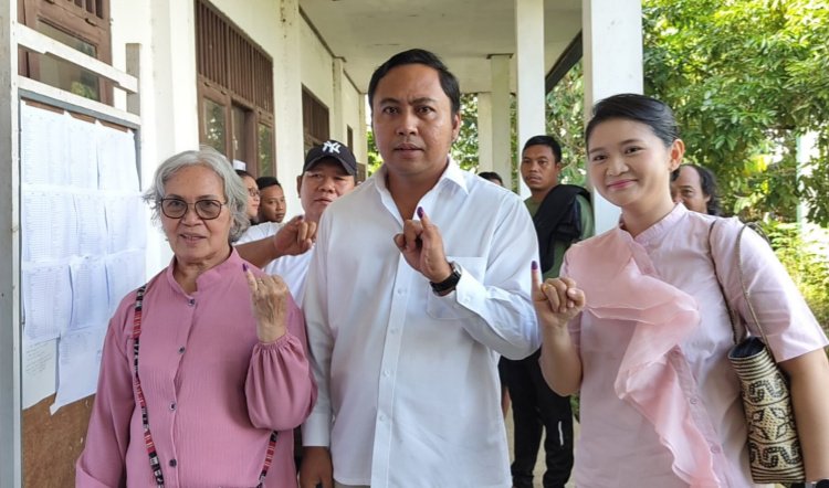 Calon Bupati Kubar 01, Frederick Edwin Salurkan Hak Suara di TPS 02 Barong Tongkok