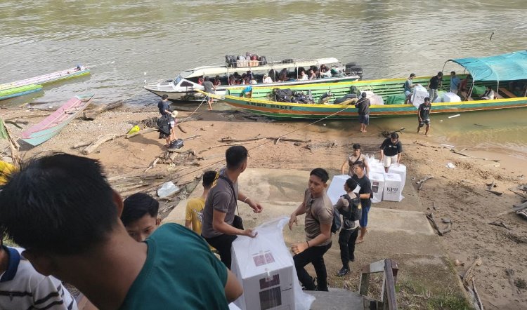 Polisi Amankan Pergeseran Kotak Suara Pilkada dari Perbatasan  Mahakam Ulu