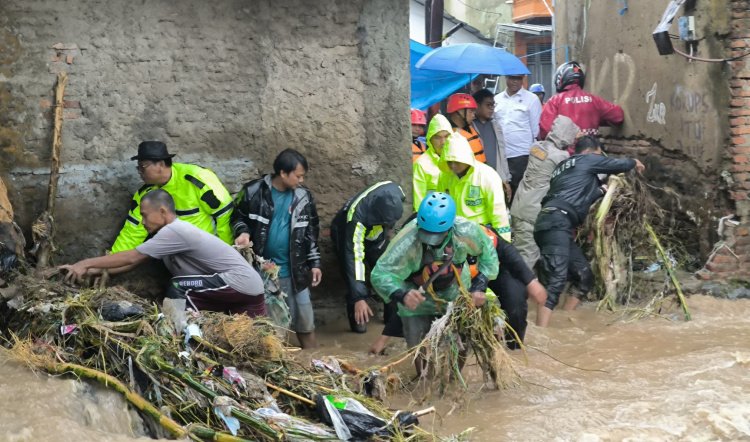 Banjir Bandang Terjang Sukabumi, Polri Evakuasi Ibu dan Bayi dari Gang Sempit