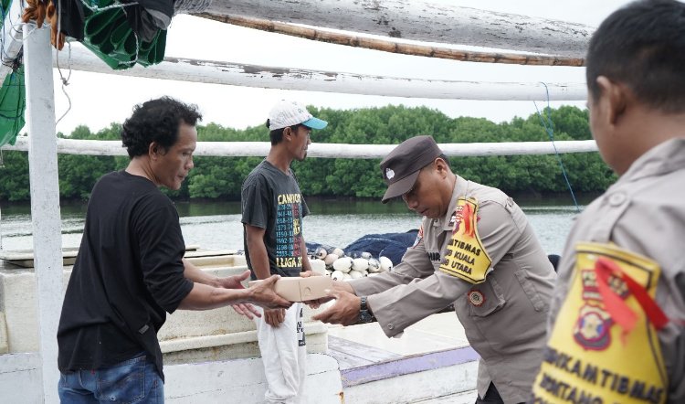 Polres Bontang Sebar Kebahagiaan Lewat Program Jumat Berkah di TPI Tanjung Limau