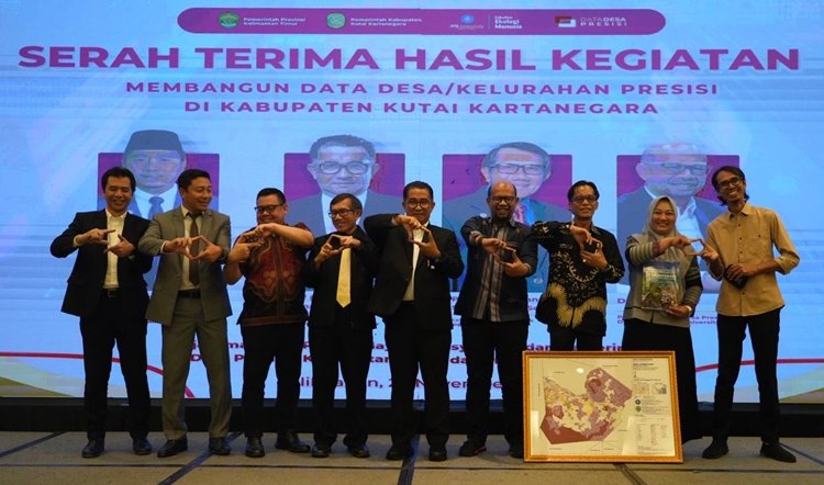 Pj Gubernur Serahkan Hasil Kegiatan Membangun Data Desa/Kelurahan Presisi Kukar