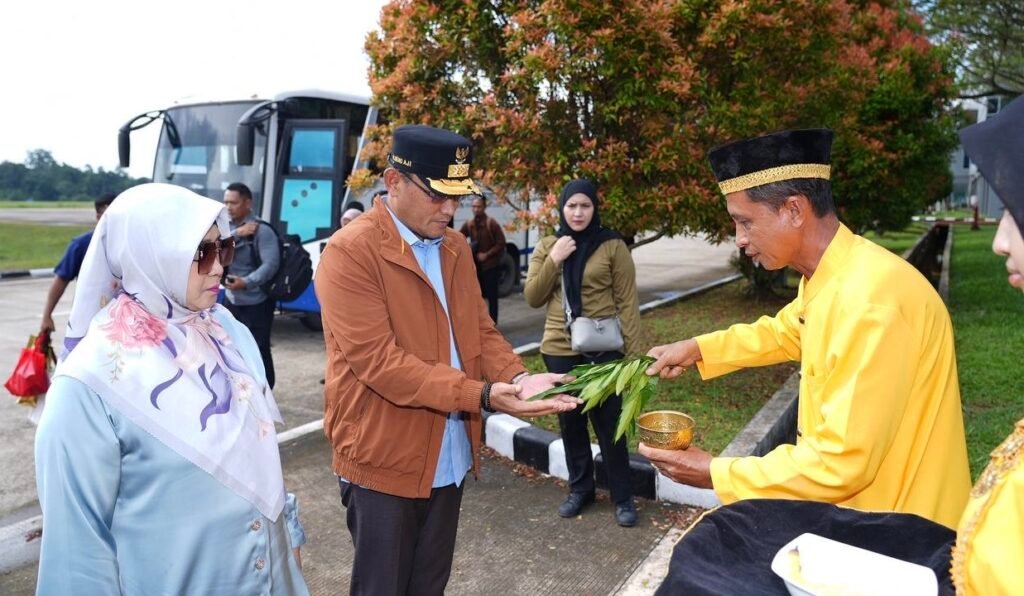 Tiba di Bandara Kalimarau, Wagub Disambut Tepung Tawar Kesultanan Berau