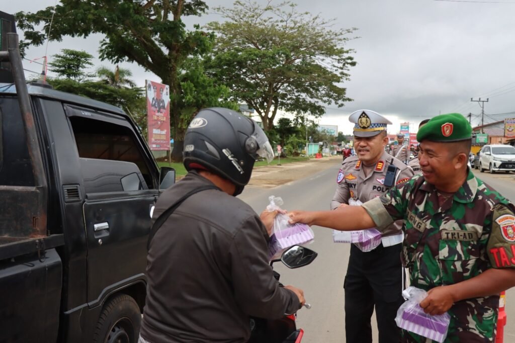 Sinergi Satlantas dan Kodim 0912 Kubar Berbagi Takjil di Bulan Ramadhan