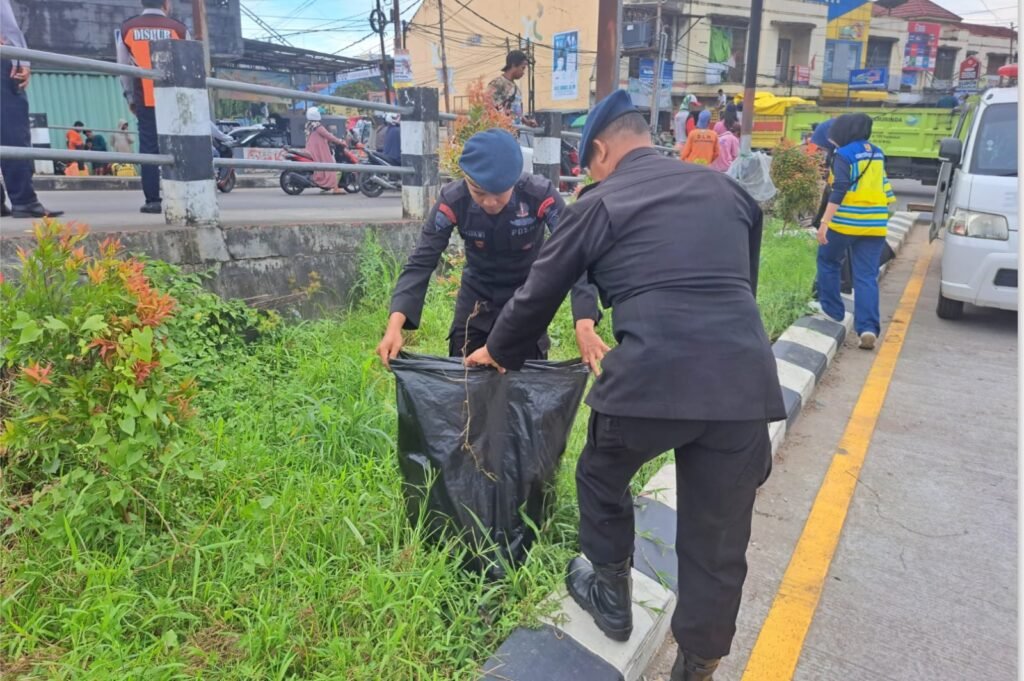 Sinergi TNI-Polri Dalam Karya Bakti Semarakkan HUT Ke-67 Kodam VI/Mulawarman