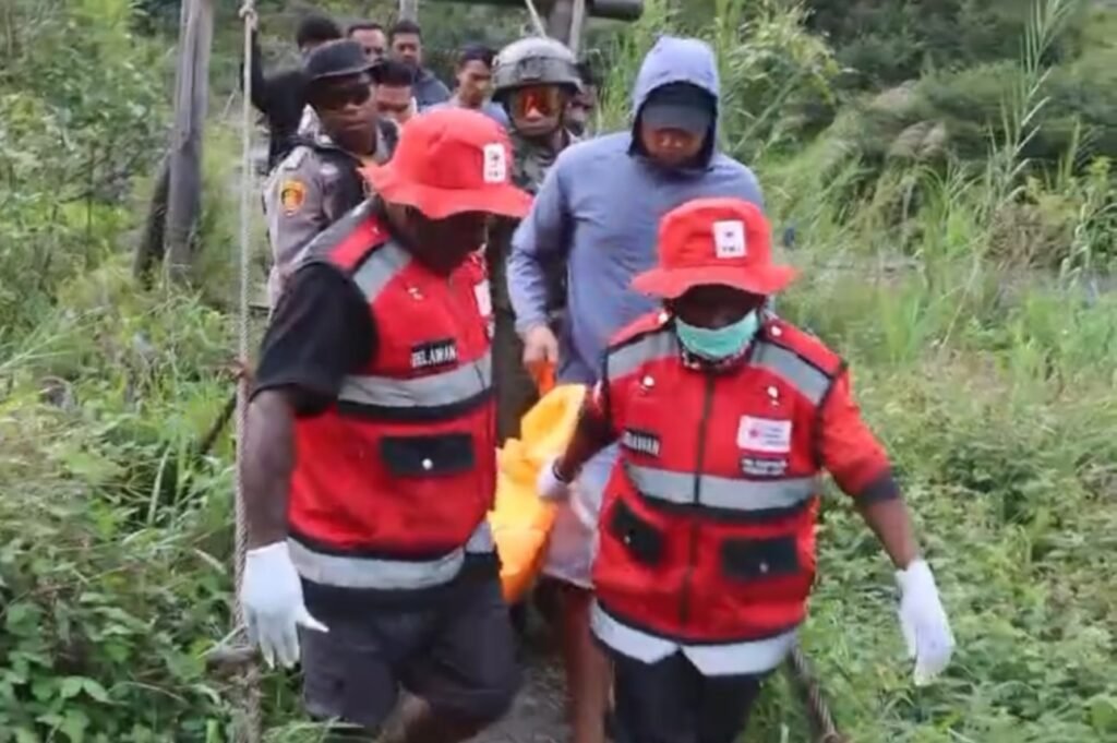 Satgas Ops Damai Cartenz dan TNI Evakuasi Jenazah Tukang Ojek Korban Pembacokan OTK di Puncak Jaya