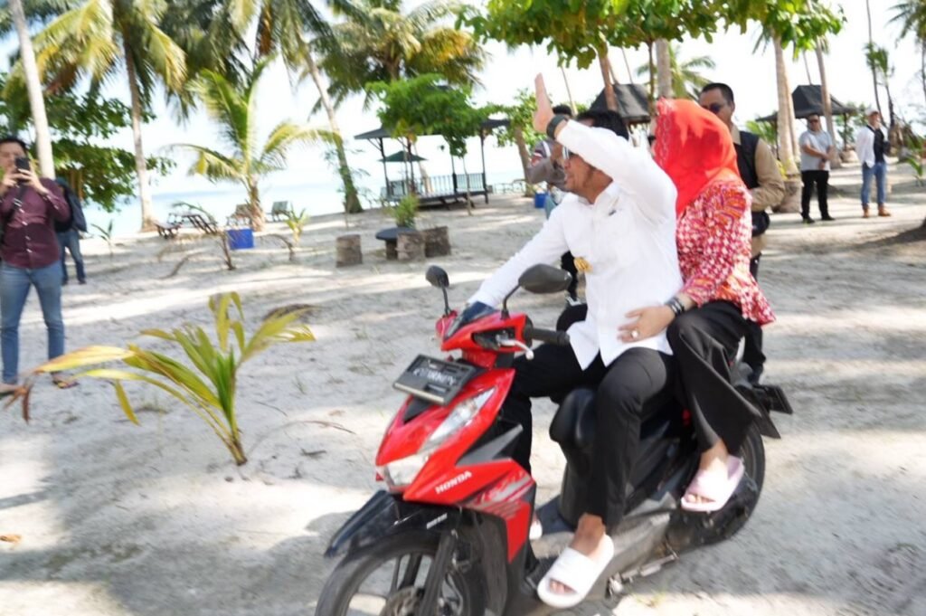 Pakai Sepeda Motor, Gubernur Harum Tinjau Proyek Penahan Abrasi Pantai Biduk-Biduk