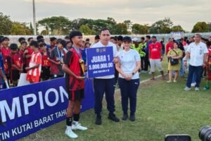 Caption: Bupati Kubar Frederick Edwin didampingi istri Maria Christina Mozes menyerahkan hadiah dan tropi kepada juara turnamen piala soerartin 2025