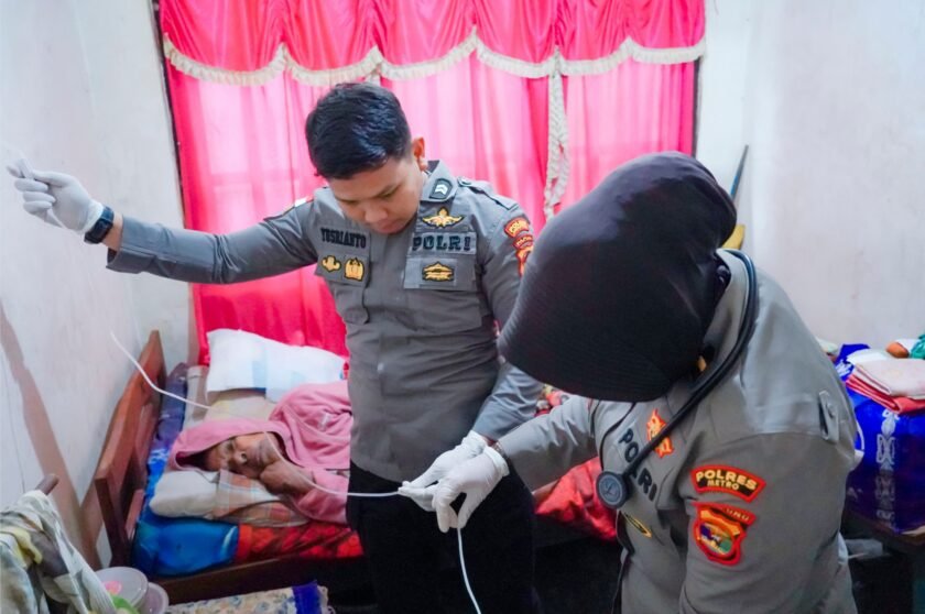 Satgas Ops Damai Cartenz Laksanakan Home Visit Lansia di Pedalaman Papua