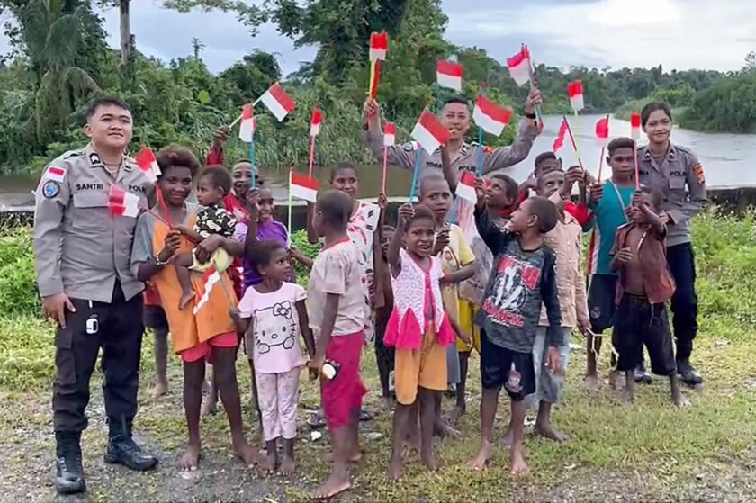 Satgas Ops Damai Cartenz Gelar Aksi Humanis Bersama Anak Anak Pomako