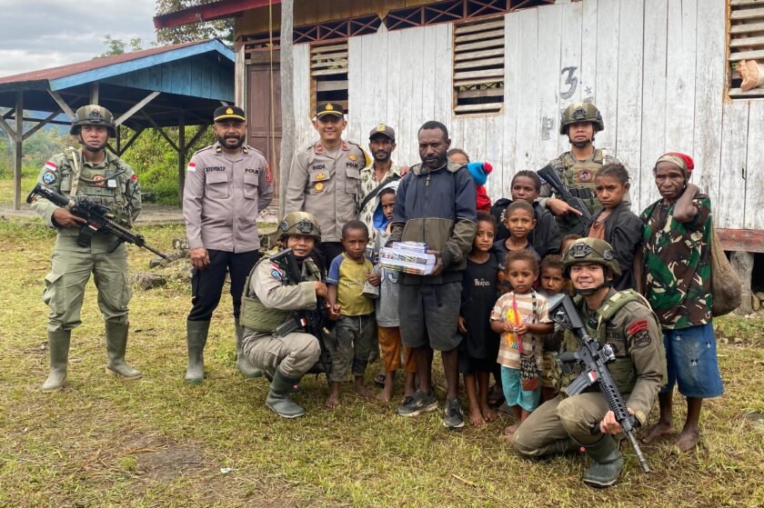 Satgas Ops Damai Cartenz Salurkan Bantuan dan Alat Tulis di Kampung Apom Kiwirok