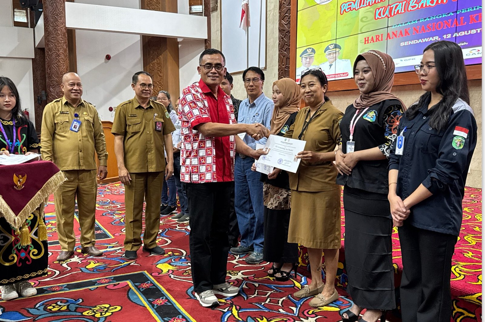 Ketua APSAI Kubar Uus Rahmat Wusana, menyerahkan piagam penghargaan dari Bupati Kubar Frederick Edwin, kepada perusahan anggota APSAI Kubar.