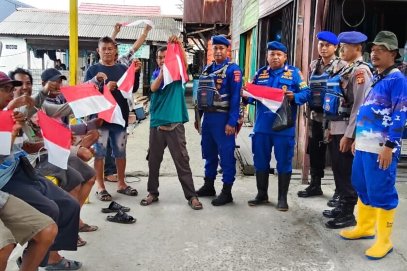 Semarak HUT RI ke-80, Ditpolairud Polda Kaltim Bagikan Bendera Merah Putih