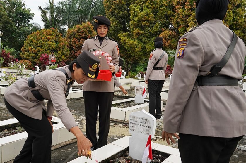 Polwan Polda Kaltim Gelar Ziarah dan Tabur Bunga di TMP Dharma Agung Balikpapan