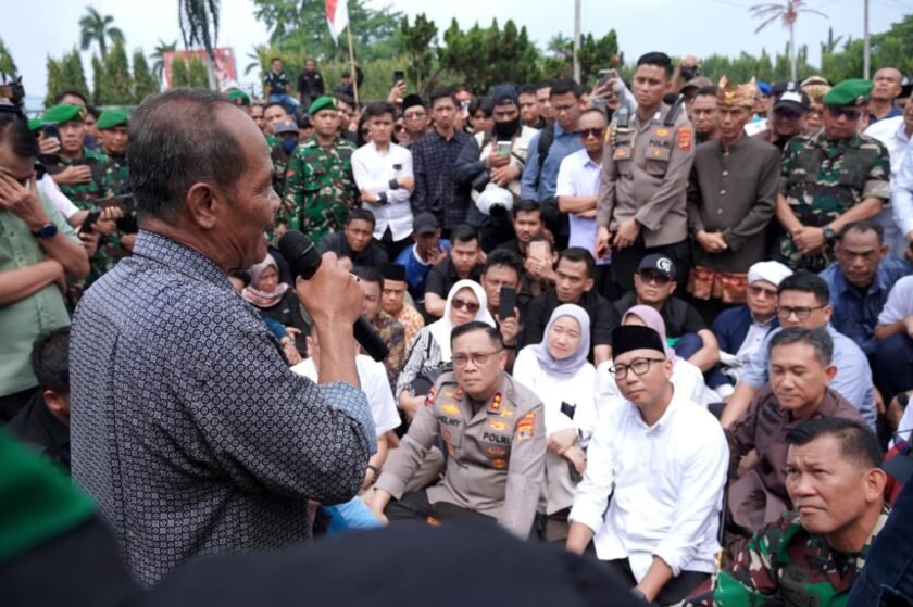 Gubernur, Pangdam dan Kapolda Lampung Duduk Lesehan Bareng Massa Demonstran