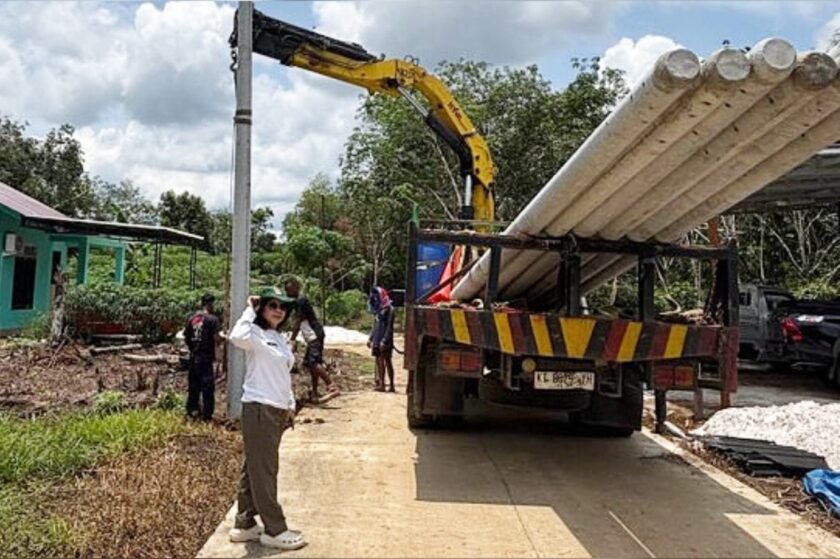 Sebanyak 200 Rumah Rita Asmara Salurkan Listrik Gratis Warga Kurang Mampu di Kutai Barat