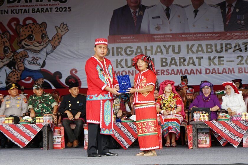 Makna Penting Todukng Penutup Kepala Perempuan, Apa Kaitannya Dengan HUT ke-26 Kutai Barat