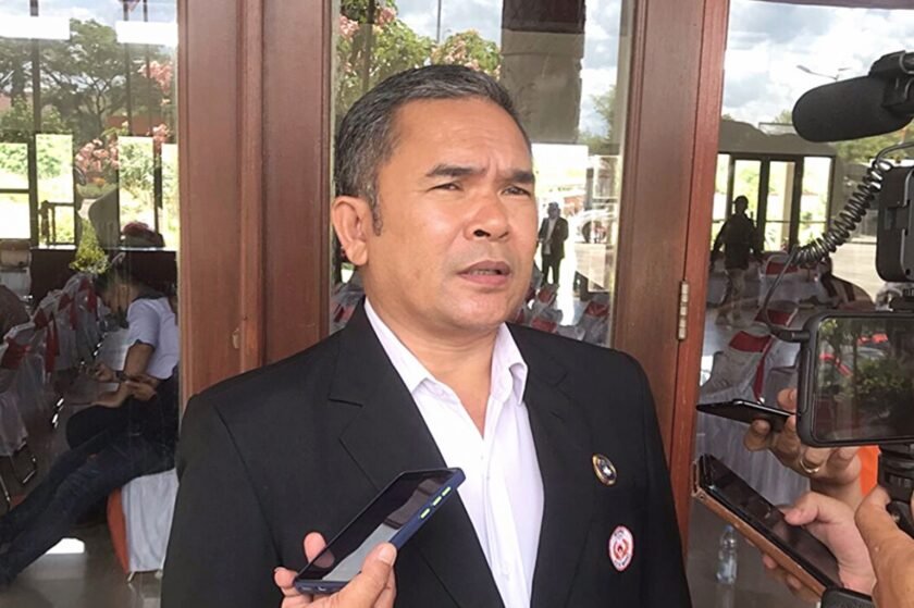 Dana Operasional Belum Terbayarkan, Tobias F Kainama Tagih Janji Ketua KONI Kubar