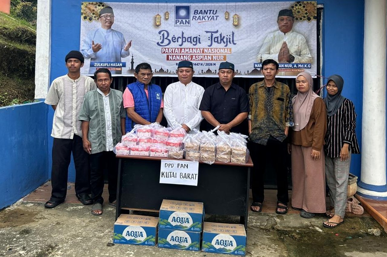 Anggota DPRD PAN Kubar Berbagi Paket Takjil Menjelang Waktu Buka Puasa